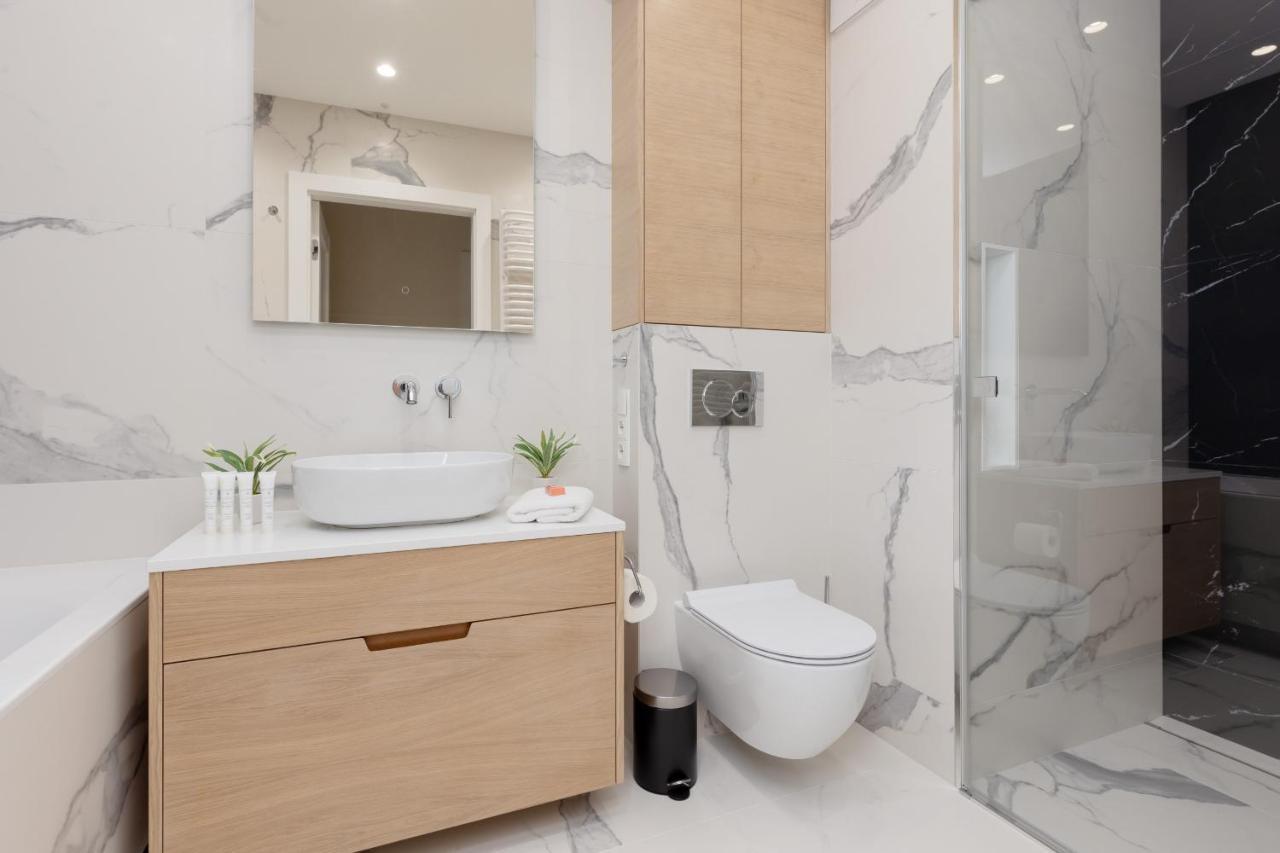 Deluxe Apartment Wronia 45 With Ac, Parking & Balcony By Renters Prestige Warszawa Exteriör bild